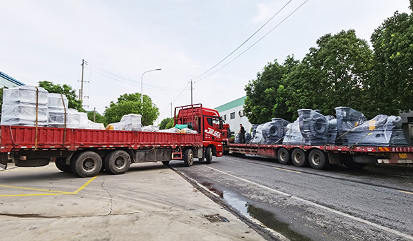 右車12臺熔噴線產線高壓離心風機，左車11臺烘箱產線高溫插入式離心風機